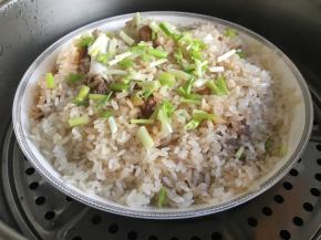 盖上锅盖蒸一个小时左右，撒上葱花出锅即可；