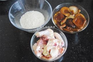 准备好食材，这里是1人份的份量，鸡肉切小块。