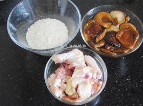 准备好食材，这里是1人份的份量，鸡肉切小块。