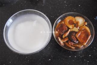 大米提前用温水浸泡2小时左右，以可以用手捻碎为准。