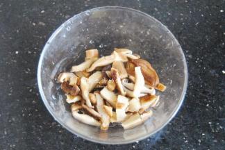 香菇浸泡发大后剪掉尾部，切成香菇丝备用。