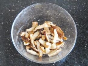 香菇浸泡发大后剪掉尾部，切成香菇丝备用。