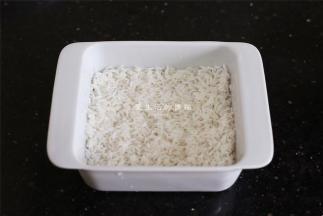 泡好的大米捞出放入碗内，再倒入刚好没过大米的开水，先放入蒸锅内蒸20分钟取出。