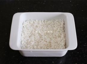泡好的大米捞出放入碗内，再倒入刚好没过大米的开水，先放入蒸锅内蒸20分钟取出。