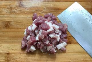 把五花肉冲洗干净，切成小块。