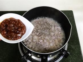 锅中倒入食用油，下入肉末炒熟，加入黄豆酱、料酒和糖。