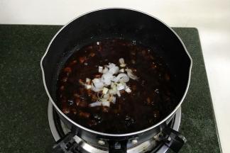直到酱汁的水分被煮干，放入切好的大葱。
