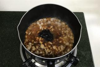 继续加入甜面酱和清水拌匀。