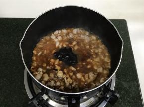 继续加入甜面酱和清水拌匀。