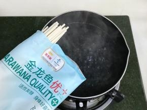 重新往锅中倒入适量的清水煮沸，金龙鱼优+活性发酵空心挂面放入锅中。