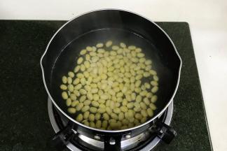 提前泡发好的黄豆入煮锅煮熟，捞出备用。