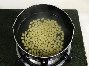 提前泡发好的黄豆入煮锅煮熟，捞出备用。