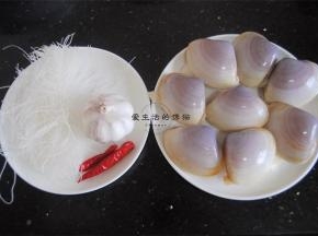准备好食材，粉丝先用热水浸泡至软，剪成小段，大蒜剁成茸，指天椒切小。