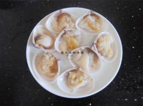 贵妃螺洗净后开口，将螺肉刮下来，去掉黑色的肚肠，清洗干净。