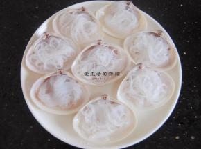先将浸泡好的粉丝放在螺壳上。