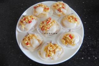 将蒜酱放在螺肉上，剩余的汁液不要浪费，都淋在螺肉上。