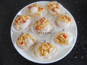 将蒜酱放在螺肉上，剩余的汁液不要浪费，都淋在螺肉上。