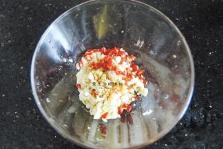 蒜蓉和指天椒粒放在一起，加入蒸鱼豉油混合均匀。