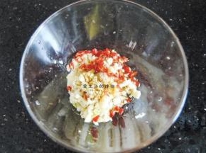 蒜蓉和指天椒粒放在一起，加入蒸鱼豉油混合均匀。