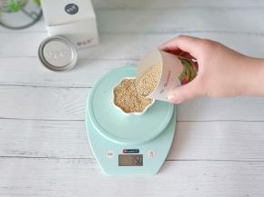 先称出35克藜麦，冲洗干净（这次我用的藜麦君的白色藜麦，精选西藏藜麦，颗粒饱满，不用提前浸泡）