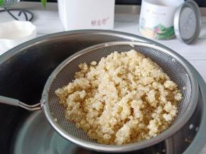 放入小锅中加水小火煮20分钟，捞出控水，等待晾凉