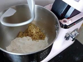 将除黄油外的材料按顺序放入厨师机桶