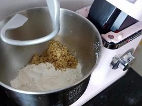 将除黄油外的材料按顺序放入厨师机桶