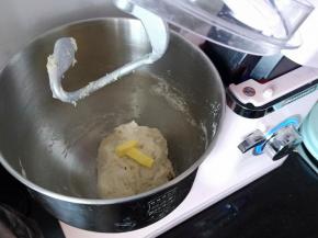 搅拌至面团光滑后加入黄油