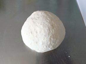 打至面团可以拉出厚膜就可以了，盖保鲜膜松弛20分钟