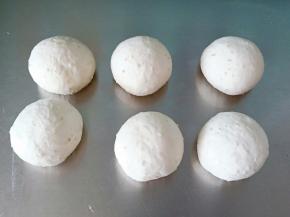 将松弛好的面团排气后平均分成6份，盖保鲜膜松弛15分钟