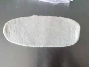 取一份面团擀成椭圆形