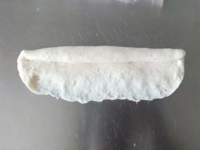 边缘压薄，从一端卷起