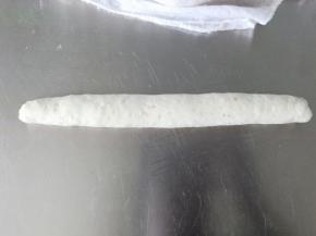 将收口捏紧，稍微搓长一点（长度看自己喜欢，最后的成品胖就搓短一点，反之则搓长一点）