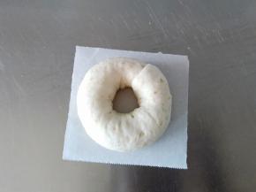 两端收回来，用擀开的一端包住另一端，将收口捏紧一点，稍微整形一下，依次全部做好后盖保鲜膜松弛20分钟