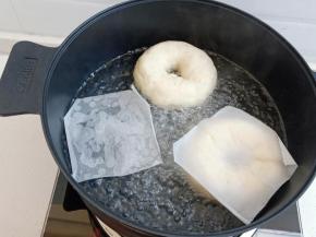 1000克水加50克糖煮开，放入松弛好的贝果，两面分别煮30秒后捞出摆入烤盘