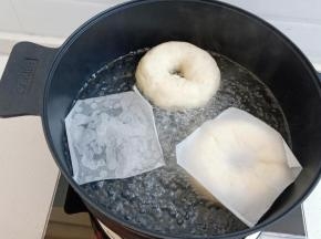 1000克水加50克糖煮开，放入松弛好的贝果，两面分别煮30秒后捞出摆入烤盘