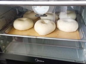 送入预热好的烤箱，上下火200度烤18分钟左右，注意上色满意后加盖锡纸