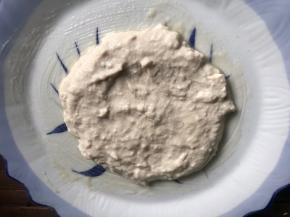 倒入五分之二的豆腐糊，抹平