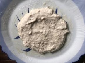 倒入五分之二的豆腐糊，抹平