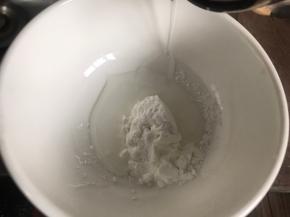 淀粉装入碗中，加入清水拌匀备用