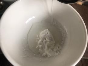 淀粉装入碗中，加入清水拌匀备用