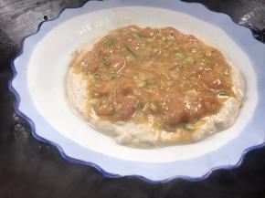 再倒入馅料，抹平放入开水锅中蒸3分钟