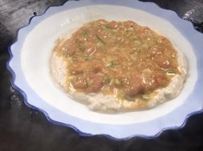 再倒入馅料，抹平放入开水锅中蒸3分钟