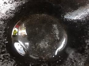 取出蒸好的豆腐，锅烧少许清水，加入少许明油