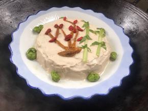 用自己的方式用不同的食材摆出自己喜欢的图形，继续蒸1分钟