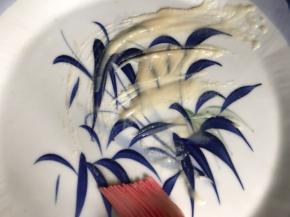 把猪油均匀的涂抹在盘底