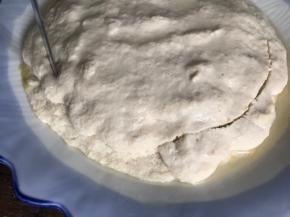 蒸好后取出，把边缘修整出圆立体型