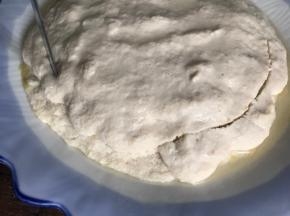 蒸好后取出，把边缘修整出圆立体型