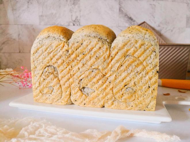 百分百中种黑芝麻吐司