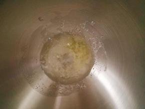 主面团材料中的蛋白和细砂糖倒入厨师机。